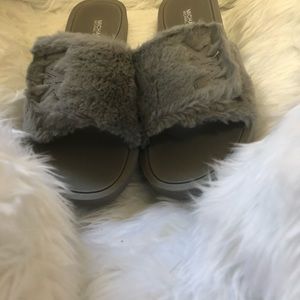 MK Furry Velcro slides